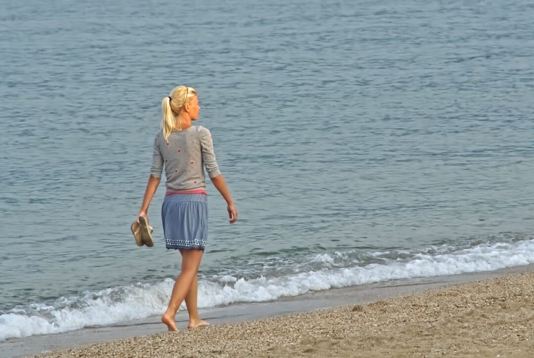 actress on beach vacation